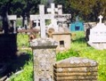 Οι ιδιαίτερες επιτύμβιες στήλες στο κοιμητήριο του Σχοινουδιού